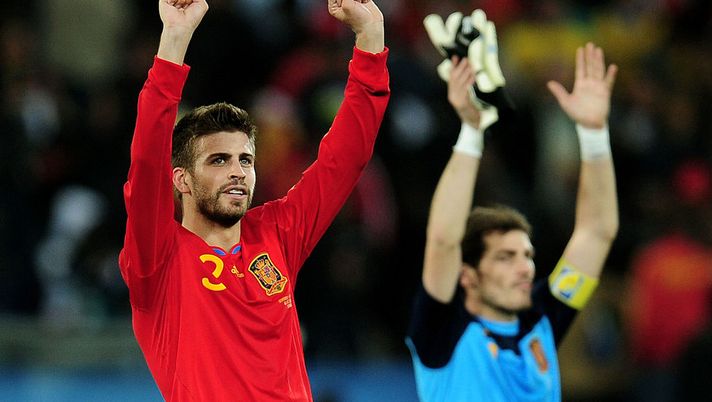 DURBAN, SOUTH AFRICA - JULY 07: Gerard Pique and Iker Casillas of Spain celebrate victory and progress to the final during the 2010 FIFA World Cup South Africa Semi Final match between Germany and Spain at Durban Stadium on July 7, 2010 in Durban, South Africa. (Photo by Clive Mason/Getty Images) Tra Casillas e Piqué è sempre derby: “Sei stato investito da un treno…?” - immagine 1