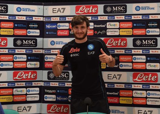 Khvicha Kvaratskhelia (Photo by SSC NAPOLI/SSC NAPOLI via Getty Images) Kvaratskhelia già idolo dei tifosi: “Imparo prima il napoletano e poi l’italiano”- immagine 2