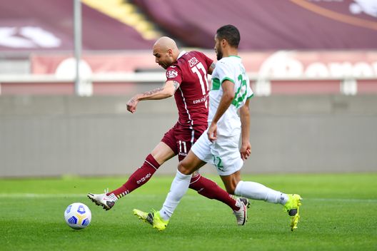 TURIN, ITALY - MARCH 17: Simone Zaza of Torino F.C. scores his sides first goal while under pressure from Jeremy Toljan of Sassuolo during the Serie A match between Torino FC and US Sassuolo at Stadio Olimpico di Torino on March 17, 2021 in Turin, Italy. Sporting stadiums around Italy remain under strict restrictions due to the Coronavirus Pandemic as Government social distancing laws prohibit fans inside venues resulting in games being played behind closed doors. (Photo by Valerio Pennicino/Getty Images) TURIN, ITALY - MARCH 17: Simone Zaza of Torino F.C. scores his sides first goal while under pressure from Jeremy Toljan of Sassuolo during the Serie A match between Torino FC and US Sassuolo at Stadio Olimpico di Torino on March 17, 2021 in Turin, Italy. Sporting stadiums around Italy remain under strict restrictions due to the Coronavirus Pandemic as Government social distancing laws prohibit fans inside venues resulting in games being played behind closed doors. (Photo by Valerio Pennicino/Getty Images)
