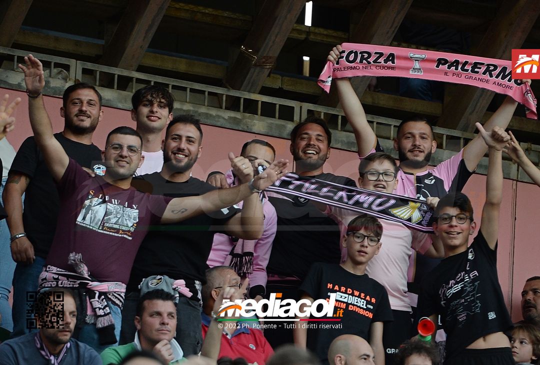 Fototifo, i tifosi allo stadio per Palermo-Feralpisaló 1-0 (gallery) - immagine 119