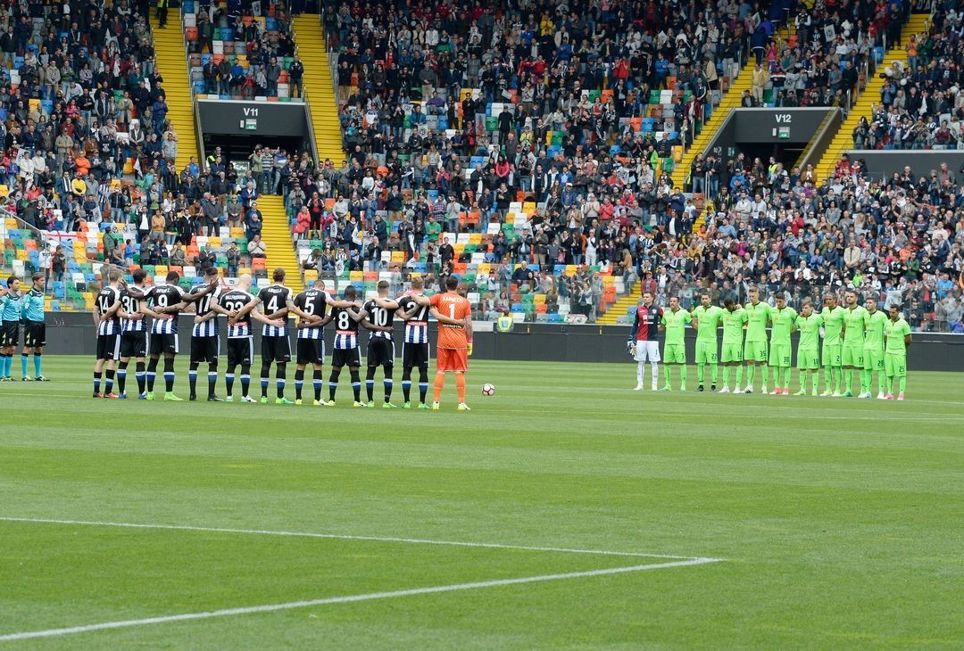  UDINE, ITALY - APRIL 23:  Udinese and Cagliari  players observe a moment of silence in memory of Michele Scarponi during the Serie A match between Udinese Calcio and Cagliari Calcio at Stadio Friuli on April 23, 2017 in Udine, Italy.  (Photo by Dino Panato/Getty Images)  