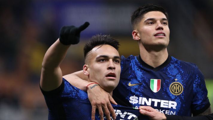 MILAN, ITALY - DECEMBER 01: Lautaro Martinez of Internazionale celebrates with teammate Joaquin Correa after scoring their side's second goal from the penalty spot during the Serie A match between FC Internazionale v Spezia Calcio at Stadio Giuseppe Meazza on December 01, 2021 in Milan, Italy. (Photo by Marco Luzzani/Getty Images) Inter, le prove di formazione per l’Empoli: dalla gestione di Barella a cosa filtra fra Dzeko e Correa - immagine 1