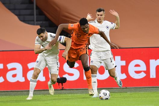 AMSTERDAM, NETHERLANDS - NOVEMBER 15: Denzel Dumfries of Netherlands is challenged by Sead Kolasinac of Bosnia and Herzegovina and Amer Gojak of Bosnia and Herzegovina during the UEFA Nations League group stage match between Netherlands and Bosnia-Herzegovina at Johan Cruijff Arena on November 15, 2020 in Amsterdam, Netherlands. Football Stadiums around Europe remain empty due to the Coronavirus Pandemic as Government social distancing laws prohibit fans inside venues resulting in fixtures being played behind closed doors. (Photo by John Thys - Pool/Getty Images) AMSTERDAM, NETHERLANDS - NOVEMBER 15: Denzel Dumfries of Netherlands is challenged by Sead Kolasinac of Bosnia and Herzegovina and Amer Gojak of Bosnia and Herzegovina during the UEFA Nations League group stage match between Netherlands and Bosnia-Herzegovina at Johan Cruijff Arena on November 15, 2020 in Amsterdam, Netherlands. Football Stadiums around Europe remain empty due to the Coronavirus Pandemic as Government social distancing laws prohibit fans inside venues resulting in fixtures being played behind closed doors. (Photo by John Thys - Pool/Getty Images)