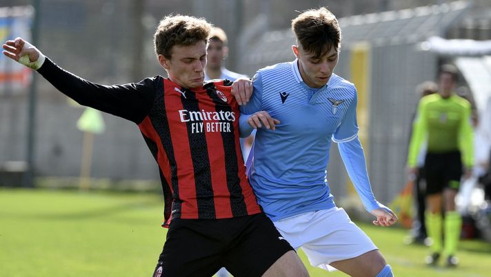 Daniel Guerini (Lazio Primavera), qui contro Luca Stanga (Milan Primavera), deceduto in un incidente stradale a Roma | AC Milan News (Getty Images) 