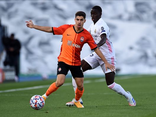 MADRID, SPAIN - OCTOBER 21: Manor Solomon of Shakhtar Donetsk battles for possession with Ferland Mendy of Real Madrid during the UEFA Champions League Group B stage match between Real Madrid and Shakhtar Donetsk at Estadio Alfredo Di Stefano on October 21, 2020 in Madrid, Spain. The game will be played behind closed doors as a COVID-19 precaution. (Photo by Denis Doyle/Getty Images) Calciomercato Torino, da Solomon a Strefezza: il casting per la trequarti- immagine 2