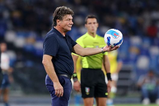 NAPLES, ITALY - SEPTEMBER 26: Walter Mazzarri Cagliari Calcio coach during the Serie A match between SSC Napoli and Cagliari Calcio at Stadio Diego Armando Maradona on September 26, 2021 in Naples, Italy. (Photo by Francesco Pecoraro/Getty Images) NAPLES, ITALY - SEPTEMBER 26: Walter Mazzarri Cagliari Calcio coach during the Serie A match between SSC Napoli and Cagliari Calcio at Stadio Diego Armando Maradona on September 26, 2021 in Naples, Italy. (Photo by Francesco Pecoraro/Getty Images)
