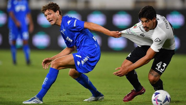 LA SPEZIA, ITALY - AUGUST 14: Dimitrios Nikolaou of Spezia Calcio is pulled by his shirt by Sam Lammers of Empoli FC during the Serie A match between Spezia Calcio and Empoli FC at Stadio Alberto Picco on August 14, 2022 in La Spezia, Italy. (Photo by Valerio Pennicino/Getty Images) Zanetti: “Lammers non è uno scappato di casa! Spero resti Bajrami, se no…” - immagine 1