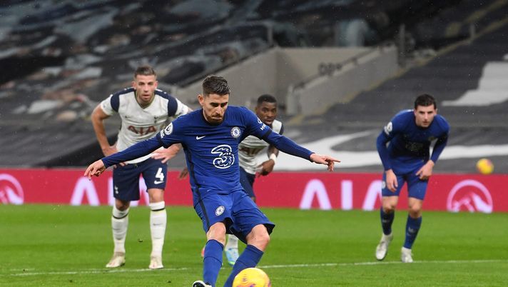 LONDON, ENGLAND - FEBRUARY 04: Jorginho of Chelsea scores their team's first goal from the penalty spot during the Premier League match between Tottenham Hotspur and Chelsea at Tottenham Hotspur Stadium on February 04, 2021 in London, England. Sporting stadiums around the UK remain under strict restrictions due to the Coronavirus Pandemic as Government social distancing laws prohibit fans inside venues resulting in games being played behind closed doors. (Photo by Neil Hall - Pool/Getty Images) LONDON, ENGLAND - FEBRUARY 04: Jorginho of Chelsea scores their team's first goal from the penalty spot during the Premier League match between Tottenham Hotspur and Chelsea at Tottenham Hotspur Stadium on February 04, 2021 in London, England. Sporting stadiums around the UK remain under strict restrictions due to the Coronavirus Pandemic as Government social distancing laws prohibit fans inside venues resulting in games being played behind closed doors. (Photo by Neil Hall - Pool/Getty Images)