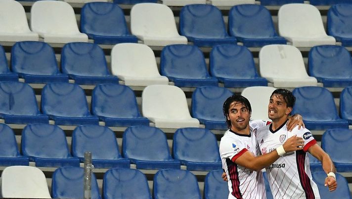 REGGIO NELL'EMILIA, ITALY - SEPTEMBER 20: Giovanni Simeone of Cagliari Calcio celebrates after scoring the opening goal during the Serie A match between US Sassuolo and Cagliari Calcio at Mapei Stadium - Città del Tricolore on September 20, 2020 in Reggio nell'Emilia, Italy. (Photo by Alessandro Sabattini/Getty Images) REGGIO NELL'EMILIA, ITALY - SEPTEMBER 20: Giovanni Simeone of Cagliari Calcio celebrates after scoring the opening goal during the Serie A match between US Sassuolo and Cagliari Calcio at Mapei Stadium - Città del Tricolore on September 20, 2020 in Reggio nell'Emilia, Italy. (Photo by Alessandro Sabattini/Getty Images)