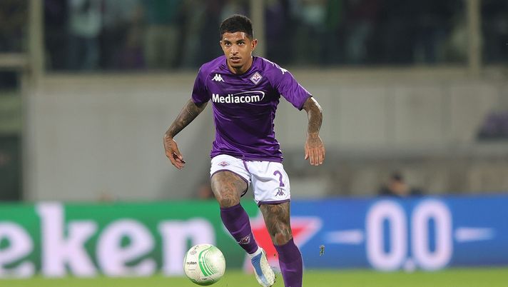 FLORENCE, ITALY - OCTOBER 27: Domilson Cordeiro dos Santos known as Dodo of ACF Fiorentina in action during the UEFA Europa Conference League group A match between ACF Fiorentina and Istanbul Basaksehir at Stadio Artemio Franchi on October 27, 2022 in Florence, Italy. (Photo by Gabriele Maltinti/Getty Images) Saudade e samba: i momenti opposti di Dodò e Cabral - immagine 1