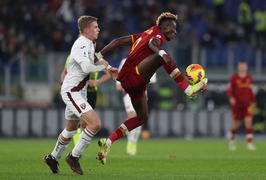 Zima ROME, ITALY - NOVEMBER 28: Tammy Abraham of AS Roma controls the ball during the Serie A match between AS Roma and Torino FC at Stadio Olimpico on November 28, 2021 in Rome, Italy. (Photo by Paolo Bruno/Getty Images) Guarnieri (Radio Sportiva): “Non mi aspetto una Roma già con la testa in finale”- immagine 3