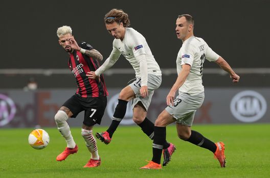 MILAN, ITALY - OCTOBER 29: Samuel Castillejo of AC Milan is challenged by Matej Hanousek (C) and David Lischka (R) of AC Sparta Praha during the UEFA Europa League Group H stage match between AC Milan and AC Sparta Praha at San Siro Stadium on October 29, 2020 in Milan, Italy. (Photo by Emilio Andreoli/Getty Images) MILAN, ITALY - OCTOBER 29: Samuel Castillejo of AC Milan is challenged by Matej Hanousek (C) and David Lischka (R) of AC Sparta Praha during the UEFA Europa League Group H stage match between AC Milan and AC Sparta Praha at San Siro Stadium on October 29, 2020 in Milan, Italy. (Photo by Emilio Andreoli/Getty Images)