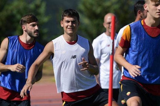 ALBUFEIRA, PORTUGAL - JULY 20: AS Roma player Paolo Dybala warms up during training session at Estadio Municipal de Albufeira on July 20, 2022 Albufeira, Portugal. (Photo by Luciano Rossi/AS Roma via Getty Images) Dybala: ufficialità e primo allenamento. Pinto spinge per Wijnaldum e riecco Senesi- immagine 2