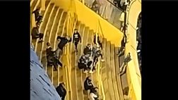 Il riprovevole gesto razzista di un tifoso del Boca contro i tifosi del Corinthians