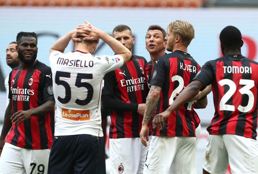  MILAN, ITALY - APRIL 18: Fikayo Tomori of A.C. Milan celebrates their team's second goal with team mates, an own goal scored by Gianluca Scamacca of Genoa (not in picture) during the Serie A match between AC Milan and Genoa CFC at Stadio Giuseppe Meazza on April 18, 2021 in Milan, Italy. Sporting stadiums around Italy remain under strict restrictions due to the Coronavirus Pandemic as Government social distancing laws prohibit fans inside venues resulting in games being played behind closed doors. (Photo by Marco Luzzani/Getty Images) 