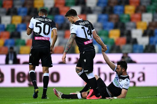 UDINE, ITALY - APRIL 10: Kevin Bonifazi of Udinese Calcio helps up team mate Tolgay Arslan during the Serie A match between Udinese Calcio and Torino FC at Dacia Arena on April 10, 2021 in Udine, Italy. Sporting stadiums around Italy remain under strict restrictions due to the Coronavirus Pandemic as Government social distancing laws prohibit fans inside venues resulting in games being played behind closed doors. (Photo by Alessandro Sabattini/Getty Images) UDINE, ITALY - APRIL 10: Kevin Bonifazi of Udinese Calcio helps up team mate Tolgay Arslan during the Serie A match between Udinese Calcio and Torino FC at Dacia Arena on April 10, 2021 in Udine, Italy. Sporting stadiums around Italy remain under strict restrictions due to the Coronavirus Pandemic as Government social distancing laws prohibit fans inside venues resulting in games being played behind closed doors. (Photo by Alessandro Sabattini/Getty Images)
