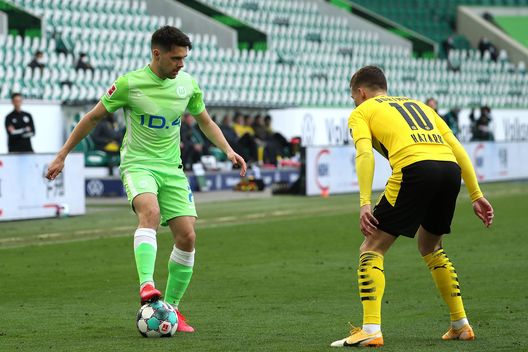 WOLFSBURG, GERMANY - APRIL 24: Josip Brekalo of VfL Wolfsburg is put under pressure by Thorgan Hazard of Borussia Dortmund during the Bundesliga match between VfL Wolfsburg and Borussia Dortmund at Volkswagen Arena on April 24, 2021 in Wolfsburg, Germany. Sporting stadiums around Germany remain under strict restrictions due to the Coronavirus Pandemic as Government social distancing laws prohibit fans inside venues resulting in games being played behind closed doors. (Photo by Focke Strangmann - Pool/Getty Images) WOLFSBURG, GERMANY - APRIL 24: Josip Brekalo of VfL Wolfsburg is put under pressure by Thorgan Hazard of Borussia Dortmund during the Bundesliga match between VfL Wolfsburg and Borussia Dortmund at Volkswagen Arena on April 24, 2021 in Wolfsburg, Germany. Sporting stadiums around Germany remain under strict restrictions due to the Coronavirus Pandemic as Government social distancing laws prohibit fans inside venues resulting in games being played behind closed doors. (Photo by Focke Strangmann - Pool/Getty Images)