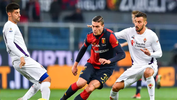 GENOA, ITALY - DECEMBER 29: Andrea Favilli of Genoa (center), Marco Benassi and Federico Ceccherini of Fiorentina of Fiorentina vie for the ball during the Serie A match between Genoa CFC and ACF Fiorentina at Stadio Luigi Ferraris on December 29, 2018 in Genoa, Italy. (Photo by Paolo Rattini/Getty Images)