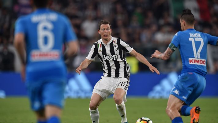 TURIN, ITALY - APRIL 22: Stephan Lichtsteiner of Juventus competes for the ball with Marek Hamsik of SSC Napoli during the serie A match between Juventus and SSC Napoli on April 22, 2018 in Turin, Italy.  (Photo by Tullio Puglia - Juventus/Juventus FC via Getty Images)  TURIN, ITALY - APRIL 22: Stephan Lichtsteiner of Juventus competes for the ball with Marek Hamsik of SSC Napoli during the serie A match between Juventus and SSC Napoli on April 22, 2018 in Turin, Italy.  (Photo by Tullio Puglia - Juventus/Juventus FC via Getty Images)