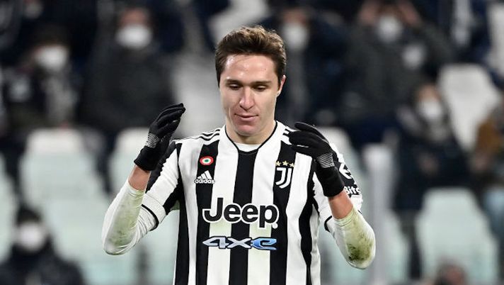 TURIN, ITALY - JANUARY 06: Federico Chiesa of Juventus reacts during the Serie A match between Juventus and SSC Napoli at Allianz Stadium on January 06, 2022 in Turin, Italy. (Photo by Stefano Guidi/Getty Images) Nerozzi (CorSera): “Chiesa si potrà rivedere in campo prima in queste due partite” - immagine 1