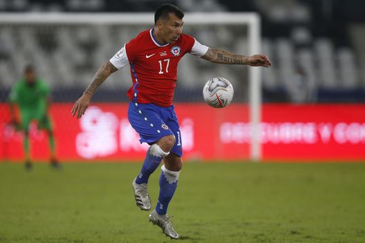  Gary Medel 