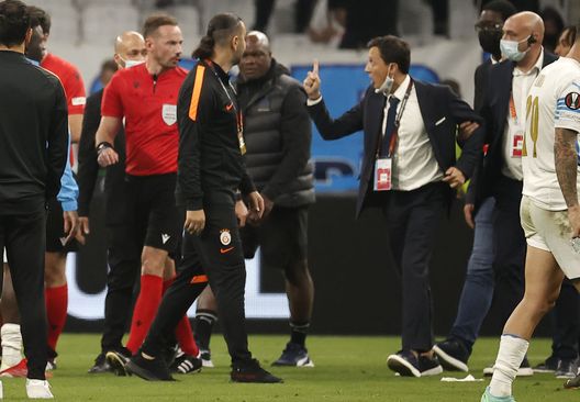 Pablo Longaria durante una protesta in campo (Photo by Burak Akbulut/Anadolu Agency via Getty Images) Marsiglia, puliscono l’aeroporto e…l’Olympique li premia- immagine 2
