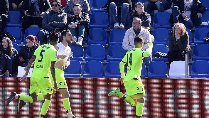 REGGIO NELL'EMILIA, ITALY - MARCH 12: Mattia Destro # 10 of Bologna FC celebrates after scoring the opening goal during the Serie A match between US Sassuolo and Bologna FC at Mapei Stadium - Citta' del Tricolore on March 12, 2017 in Reggio nell'Emilia, Italy. (Photo by Mario Carlini / Iguana Press/Getty Images) REGGIO NELL'EMILIA, ITALY - MARCH 12: Mattia Destro # 10 of Bologna FC celebrates after scoring the opening goal during the Serie A match between US Sassuolo and Bologna FC at Mapei Stadium - Citta' del Tricolore on March 12, 2017 in Reggio nell'Emilia, Italy. (Photo by Mario Carlini / Iguana Press/Getty Images)