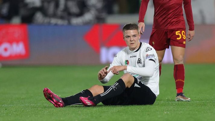 LA SPEZIA, ITALY - JANUARY 22: Emil Alfons Holm of Spezia Calcio injured during the Serie A match between Spezia Calcio and AS Roma at Stadio Alberto Picco on January 22, 2023 in La Spezia, Italy. (Photo by Gabriele Maltinti/Getty Images) NEWS – Pereyra, Zurkowski, Holm, Arnautovic, Bennacer, Faraoni, Kvara e Cabral: le novità - immagine 1