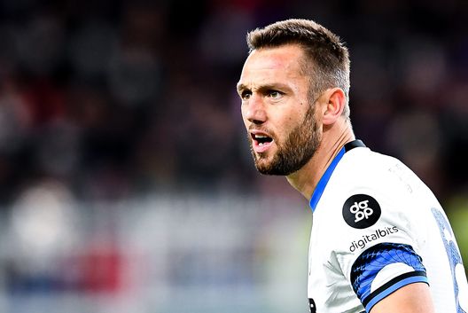 GENOA, ITALY - FEBRUARY 25: Stefan De Vrij of Inter looks on during the Serie A match between Genoa CFC and FC Internazionale at Stadio Luigi Ferraris on February 25, 2022 in Genoa, Italy. (Photo by Getty Images) GENOA, ITALY - FEBRUARY 25: Stefan De Vrij of Inter looks on during the Serie A match between Genoa CFC and FC Internazionale at Stadio Luigi Ferraris on February 25, 2022 in Genoa, Italy. (Photo by Getty Images)