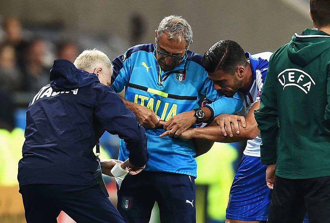  LYON, FRANCE - JUNE 13: Graziano Pelle of Italy receives medical treatment during the UEFA EURO 2016 Group E match between Belgium and Italy at Stade des Lumieres on June 13, 2016 in Lyon, France.  (Photo by Claudio Villa/Getty Images) 