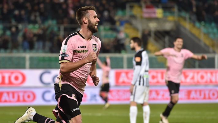 PALERMO, ITALY - DECEMBER 27:  Przemyslaw Szyminski of Palermo celebrates after scoring his team's third goal during the Serie B match between US Citta di Palermo and Ascoli at Stadio Renzo Barbera on December 27, 2018 in Palermo, Italy.  (Photo by Tullio M. Puglia/Getty Images)  PALERMO, ITALY - DECEMBER 27:  Przemyslaw Szyminski of Palermo celebrates after scoring his team's third goal during the Serie B match between US Citta di Palermo and Ascoli at Stadio Renzo Barbera on December 27, 2018 in Palermo, Italy.  (Photo by Tullio M. Puglia/Getty Images)