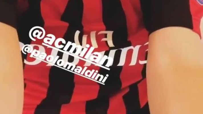 Milan, Laura Pausini in rossonero grazie a.. Paolo Maldini