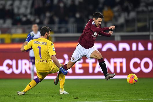 TURIN, ITALY - JANUARY 10: Josip Brekalo of Torino FC is challenged by Pietro Terracciano of ACF Fiorentina during the Serie A match between Torino FC v ACF Fiorentina at Stadio Olimpico di Torino on January 10, 2022 in Turin, Italy. (Photo by Valerio Pennicino/Getty Images) TURIN, ITALY - JANUARY 10: Josip Brekalo of Torino FC is challenged by Pietro Terracciano of ACF Fiorentina during the Serie A match between Torino FC v ACF Fiorentina at Stadio Olimpico di Torino on January 10, 2022 in Turin, Italy. (Photo by Valerio Pennicino/Getty Images)