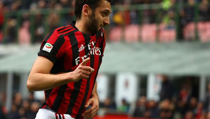 Hakan Calhanoglu esulta dopo un gol