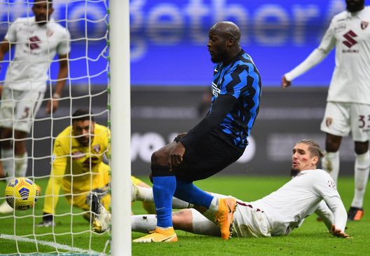  MILAN, ITALY - NOVEMBER 22: Romelu Lukaku of FC Internazionale scores the goal during the Serie A match between FC Internazionale and Torino FC at Stadio Giuseppe Meazza on November 22, 2020 in Milan, Italy. (Photo by Claudio Villa - Inter/Inter via Getty Images) 