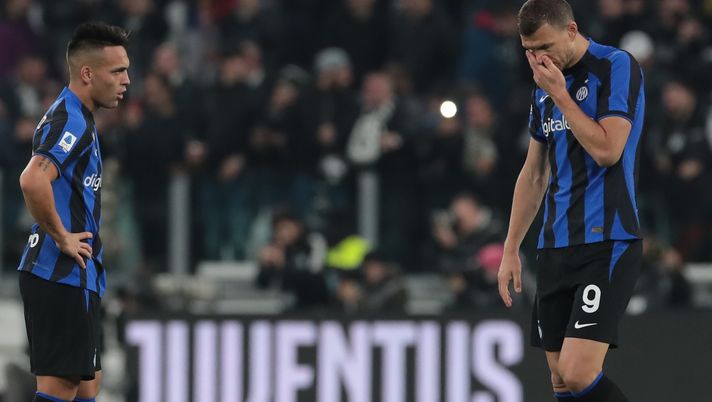 TURIN, ITALY - NOVEMBER 06: Lautaro Martinez and Edin Dzeko of FC Internazionale look dejected during the Serie A match between Juventus and FC Internazionale at Allianz Stadium on November 06, 2022 in Turin, Italy. (Photo by Emilio Andreoli/Getty Images) Inter