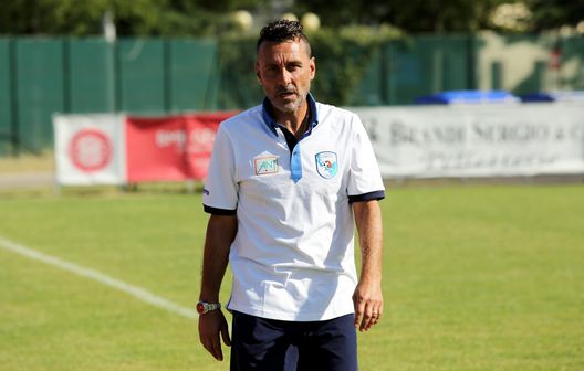 GERMOGLI PH 6 SETTEMBRE 2015 SCANDICCI STADIO TORRI SCANDICCI CALCIO IN MAGLIA ROSSA VS PIANESE IN MAGLIA GRIGIO NERA NELLA FOTO IL MISTER DELLO SCANDICCI FRANCESCO BAIANO GERMOGLI PH 6 SETTEMBRE 2015 SCANDICCI STADIO TORRI SCANDICCI CALCIO IN MAGLIA ROSSA VS PIANESE IN MAGLIA GRIGIO NERA NELLA FOTO IL MISTER DELLO SCANDICCI FRANCESCO BAIANO