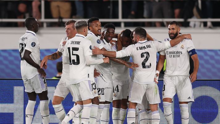 HELSINKI, FINLAND - AUGUST 10: David Alaba of Real Madrid celebrates scoring their side's first goal with teammates during the UEFA Super Cup Final 2022 between Real Madrid CF and Eintracht Frankfurt at Helsinki Olympic Stadium on August 10, 2022 in Helsinki, Finland. (Photo by Alex Grimm/Getty Images ) Supercoppa Europea, trionfa il Real con un super Benzema (che supera Raul) - immagine 1