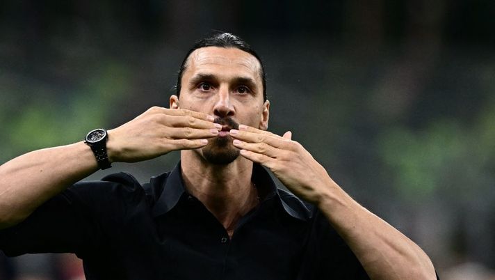 AC Milan's Swedish forward Zlatan Ibrahimovic acknowledges the public during a farewell ceremony following the Italian Serie A football match between AC Milan and Hellas Verona on June 4, 2023 at the San Siro stadium in Milan. Zlatan Ibrahimovic's time at AC Milan is coming to an end after the Serie A club announced on June 3 that he would say his farewells following their last match of the season against Verona. (Photo by GABRIEL BOUYS / AFP) (Photo by GABRIEL BOUYS/AFP via Getty Images) FLASH – Ibrahimovic annuncia il ritiro: “È il momento di dire ciao al calcio” - immagine 1