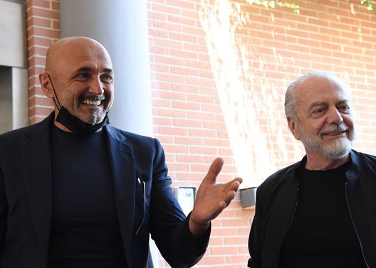 NAPLES, ITALY - JULY 02: Luciano Spalletti, Aurelio De Laurentiis visit the club training ground on July 02, 2021 in Naples, Italy. (Photo by SSC NAPOLI/SSC NAPOLI via Getty Images) De Laurentiis esulta, la FIGC proroga al 2028-29 il divieto delle multiproprietà- immagine 2