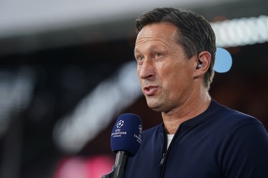 EINDHOVEN, NETHERLANDS - AUGUST 24: Roger Schmidt, Head coach of PSV Eindhoven looks on prior to the UEFA Champions League Play-Offs Leg Two match between PSV Eindhoven and SL Benfica at Philips Stadion on August 24, 2021 in Eindhoven, Netherlands. (Photo by Christian Kaspar-Bartke/Getty Images) Inter