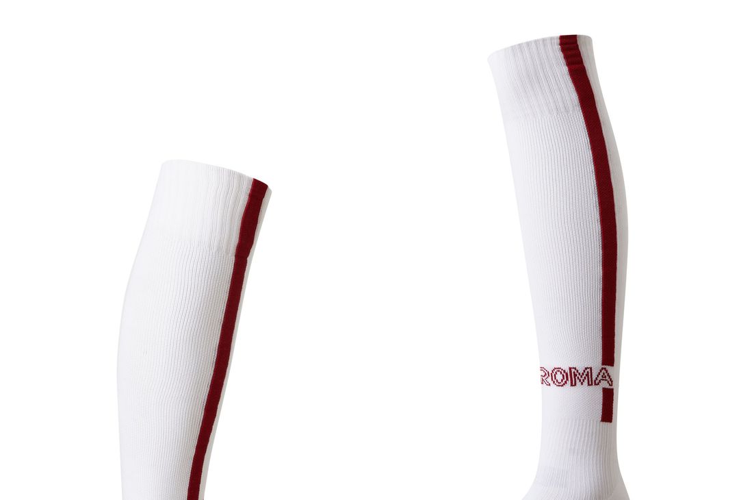La Roma presenta la seconda maglia 2022/23: tutti i dettagli – FOTO GALLERY - immagine 9