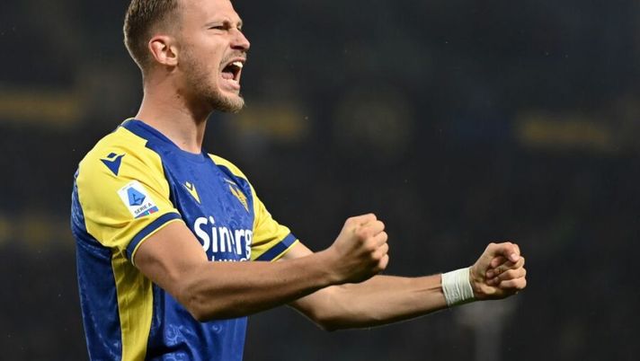 VERONA, ITALY - NOVEMBER 22: Antonin Barak of Hellas Verona
celebrates after scoring the opening goal during the Serie A match between Hellas and Empoli FC at Stadio Marcantonio Bentegodi on November 22, 2021 in Verona, Italy. (Photo by Alessandro Sabattini/Getty Images) Cosa filtra su Barak, la gestione fra Veloso e Ilic: tutto sulla formazione del Verona - immagine 1