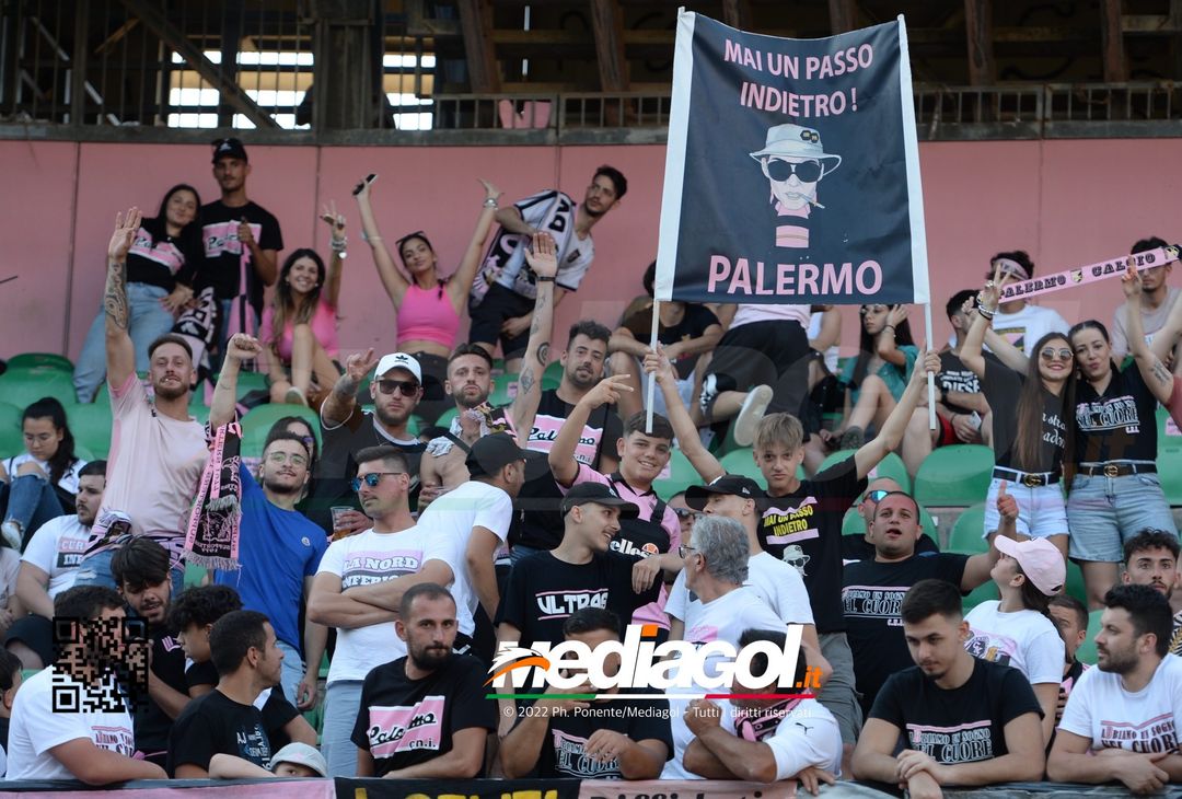 Fototifo, facce da Serie B. I tifosi allo stadio per Palermo-Padova 1-0 - immagine 84