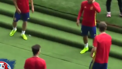 VIDEO / I compagni lasciano cadere il pallone per dare uno schiaffo a Piqué