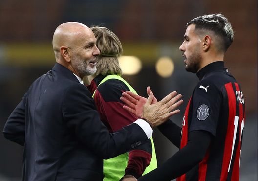 Stefano Pioli si complimenta con Theo Hernandez Stefano Pioli si complimenta con Theo Hernandez
