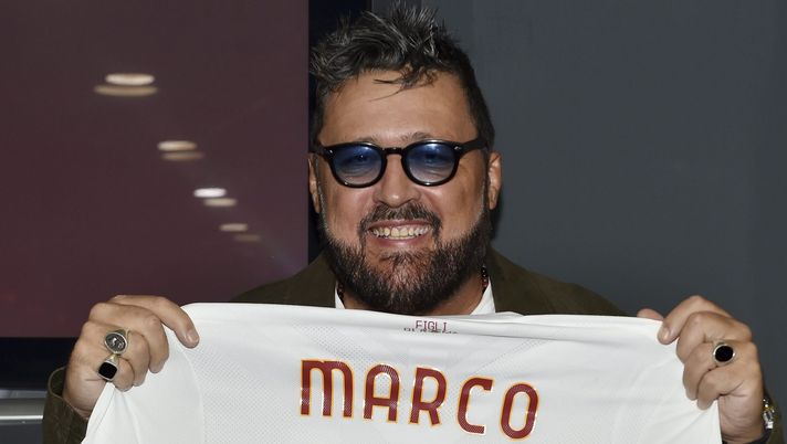 Getty Images Roma-Juventus, Marco Conidi canta “Mai sola mai” sotto la Curva Sud prima del match - immagine 1