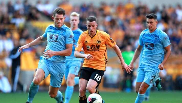 WOLVERHAMPTON, ENGLAND - AUGUST 25: Diogo Jota of Wolverhampton Wanderers runs with the ball closely followed by James Tarkowski of Burnley during the Premier League match between Wolverhampton Wanderers and Burnley FC at Molineux on August 25, 2019 in Wolverhampton, United Kingdom. (Photo by David Rogers/Getty Images) WOLVERHAMPTON, ENGLAND - AUGUST 25: Diogo Jota of Wolverhampton Wanderers runs with the ball closely followed by James Tarkowski of Burnley during the Premier League match between Wolverhampton Wanderers and Burnley FC at Molineux on August 25, 2019 in Wolverhampton, United Kingdom. (Photo by David Rogers/Getty Images)