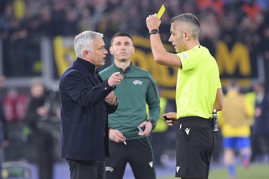 ROME, ITALY - MARCH 17: Radu Marian Petrescu Referee shows a yellow card to AS Roma player Josè Mourinho during the UEFA Conference League Round of 16 Leg Two match between AS Roma and Vitesse at on March 17, 2022 in Rome, Italy. (Photo by Luciano Rossi/AS Roma via Getty Images) La moViola: Petrescu, quanti errori di valutazione- immagine 2