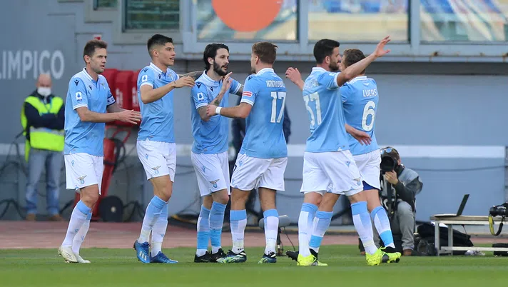 Luis Alberto festeggiato dai compagni dopo il gol